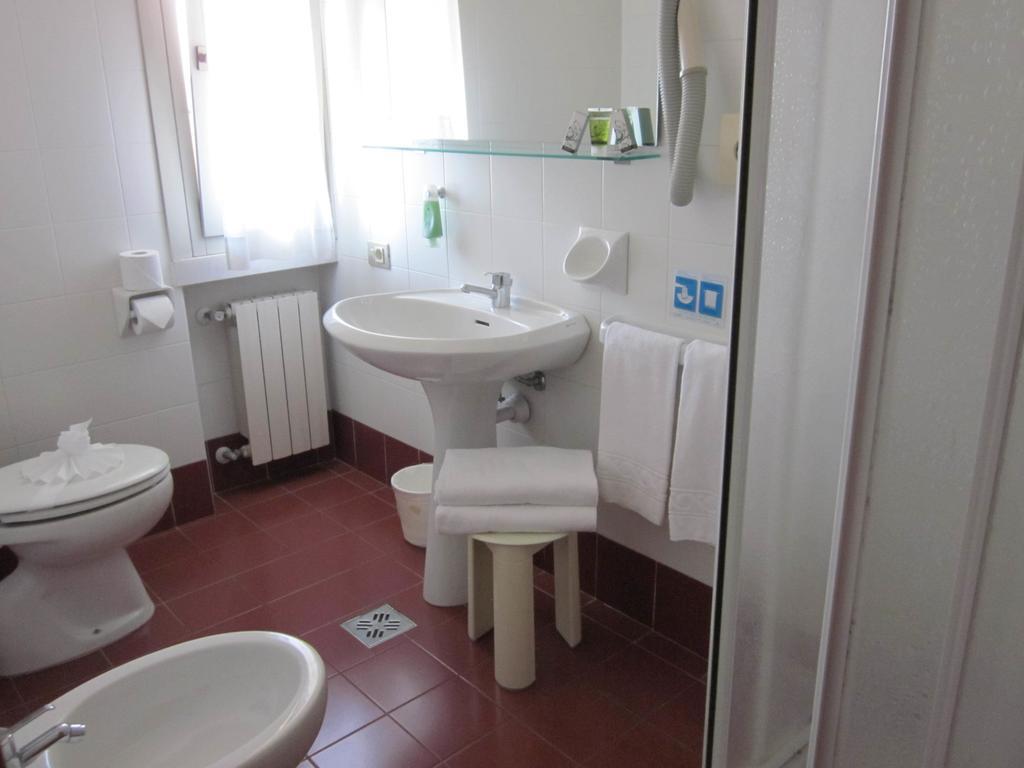 Hotel Marina Torri Del Benaco Ngoại thất bức ảnh