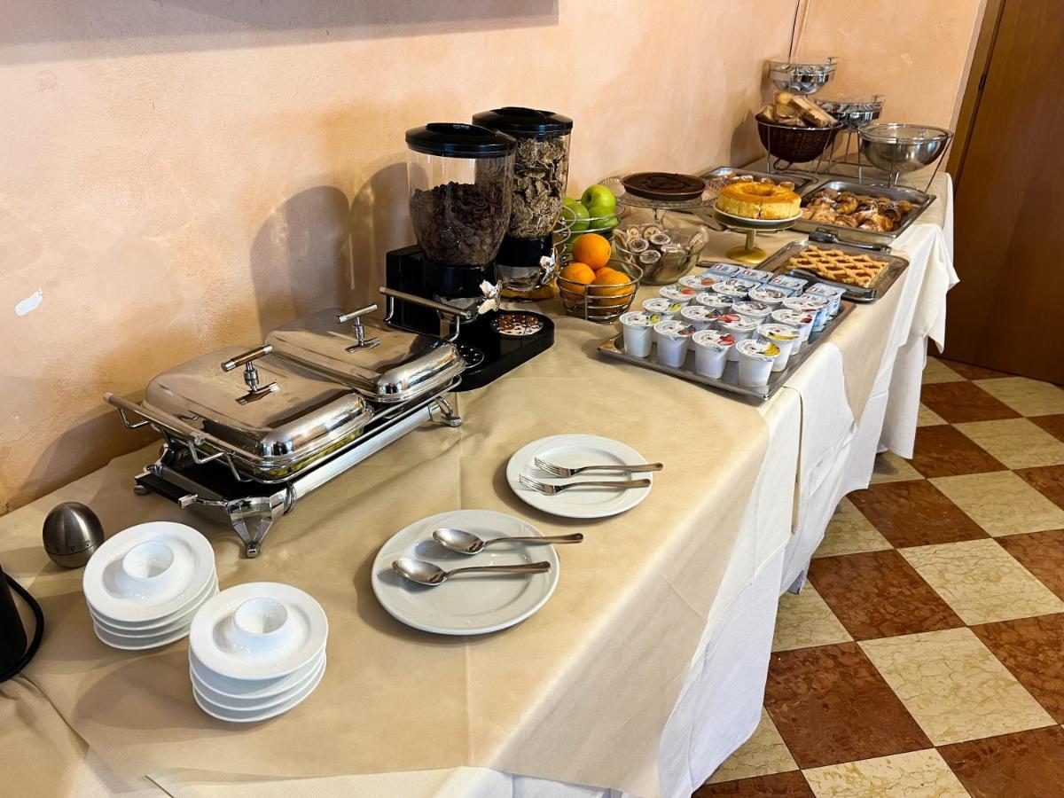 Hotel Marina Torri Del Benaco Ngoại thất bức ảnh