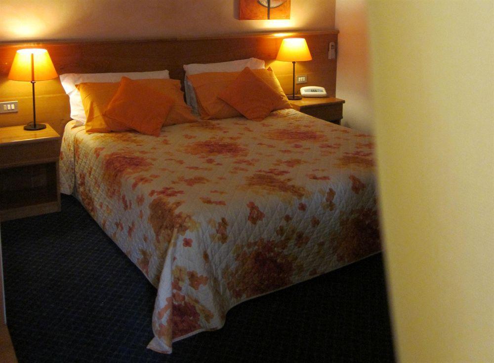 Hotel Marina Torri Del Benaco Ngoại thất bức ảnh
