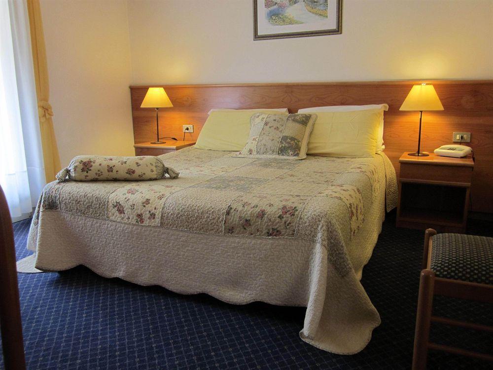 Hotel Marina Torri Del Benaco Ngoại thất bức ảnh
