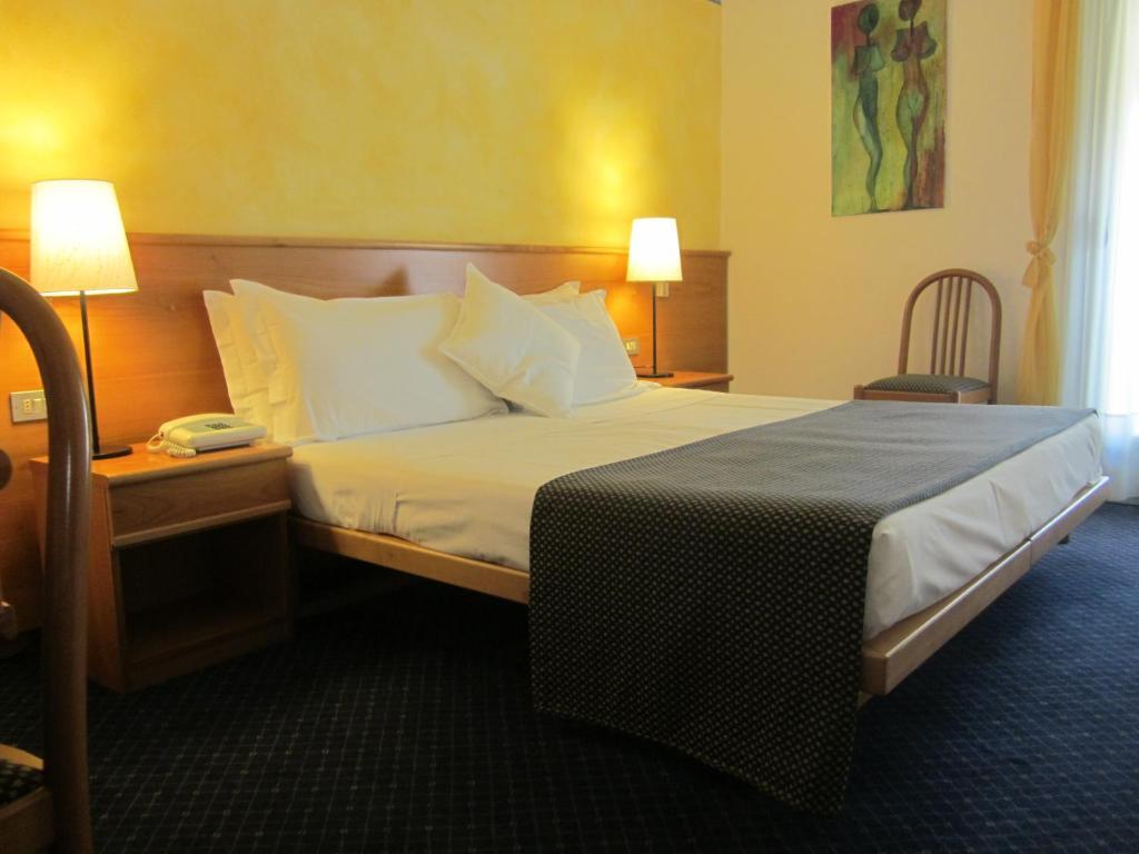 Hotel Marina Torri Del Benaco Phòng bức ảnh