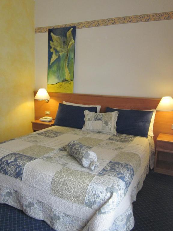 Hotel Marina Torri Del Benaco Phòng bức ảnh