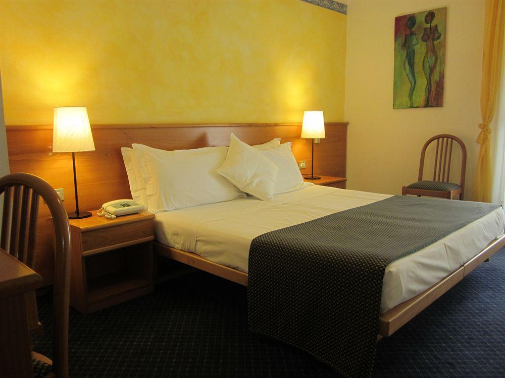 Hotel Marina Torri Del Benaco Ngoại thất bức ảnh